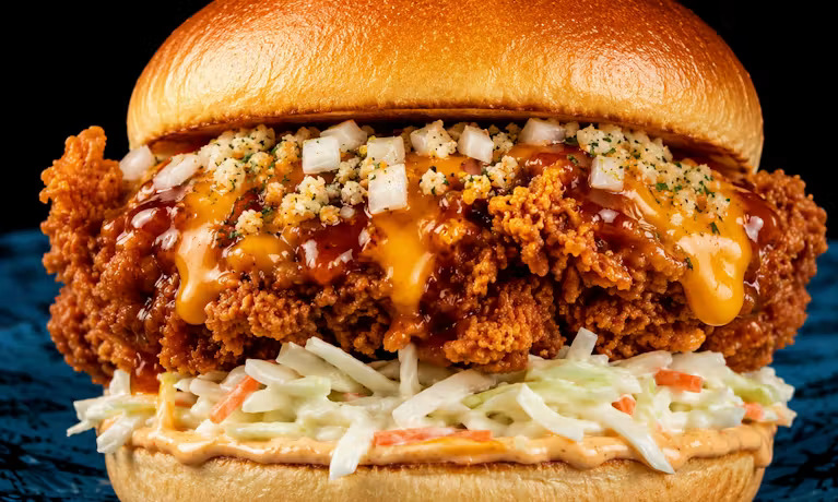 Drizzified chicken burger Crispy chicken fillet, melted American cheese, signature drizzla sauce, and fresh lettuce.