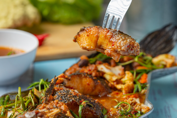 Glokitchen Nigerian-style roasted chicken and fried yam platter served with sautéed peppers, a basket of freshly baked Agege bread, and a side of savory Gure stew