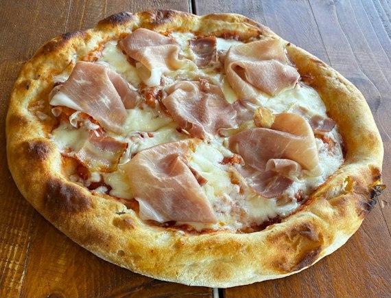 SUPREMO: Signature white sauce, fior di latte mozzarella, pancetta, Italian speck, parmigiano reggiano