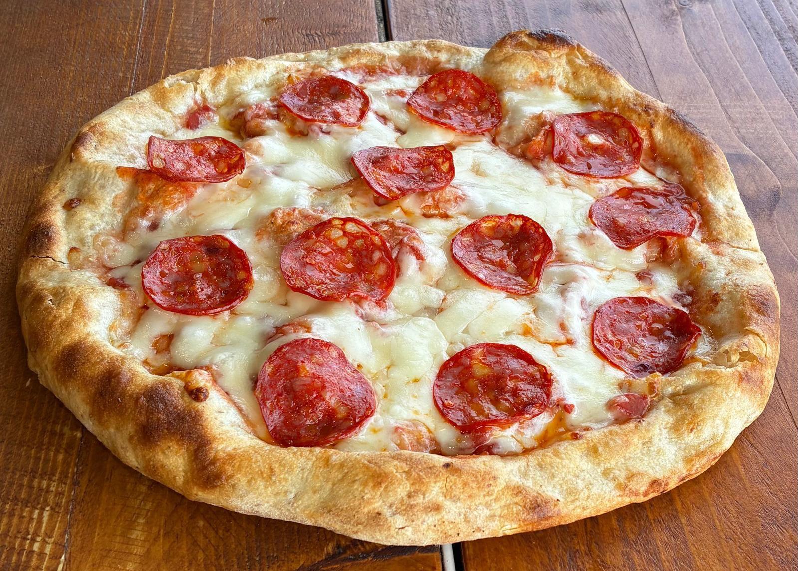 PEPPE: House tomato sauce, fior dilate mozzarella, premium pepperoni